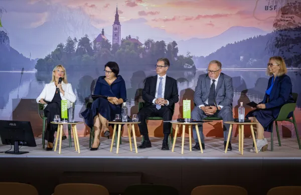 Bled, Grand Hotel Toplice.Novinarska konferenca Slovenske turisticne organizacije (STO), na kateri so med drugim predstavili prvo oceno poletne turisticne sezone, kljucne rezultate in trende.