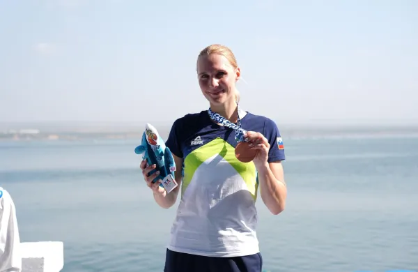 Italija, Taranto.Veslacica Nina Kostanjsek je na sredozemskih igrah v finalni voznji enojcev osvojila tretje mesto in Sloveniji na letosnjih sredozemskih igrah priborila ze sestnajsto medaljo.