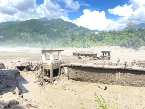 Nepal, Nuwakot.Po obseznih poplavah in plazovih v Nepalu je umrlo najmanj 19 ljudi, pogresanih je okoli 384 turistov, med njimi 291 tujih in 93 nepalskih drzavljanov. Oblasti navajajo, da je pogresanih tudi okoli sto pripadnikov drzavnih sluzb. Poplave naj bi sicer povzrocil snezni plaz na kitajsko-nepalski meji, ki ga je sprozil potres.