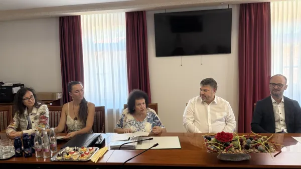 Kogojeve dneve so med drugim predstavili nepogre&scaron;ljiva predsednica Prosvetnega dru&scaron;tva Soča Milica Zimic (v sredi), župan občine Kanal Miha Stegel in umetni&scaron;ki vodja festivala Andrej Fegu&scaron;.&nbsp;