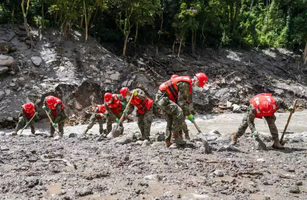 V Nepalu so danes re&scaron;evalce na meji s Tibetom zaradi nevarnosti poplav pozvali k umiku na vi&scaron;je ležeča območje, potem ko se je začelo razlivati jezero v Tibetu. Re&scaron;evalne akcije so začasno prekinili tudi na kitajski strani.Kitajski resevalci med iskalno akcijo v blizini pristanisca Gyirong.