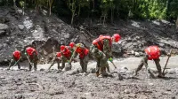 V Nepalu so danes re&scaron;evalce na meji s Tibetom zaradi nevarnosti poplav pozvali k umiku na vi&scaron;je ležeča območje, potem ko se je začelo razlivati jezero v Tibetu. Re&scaron;evalne akcije so začasno prekinili tudi na kitajski strani.Kitajski resevalci med iskalno akcijo v blizini pristanisca Gyirong.