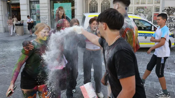 Niti prisotnost policije ni umirila divjega fazaniranja.