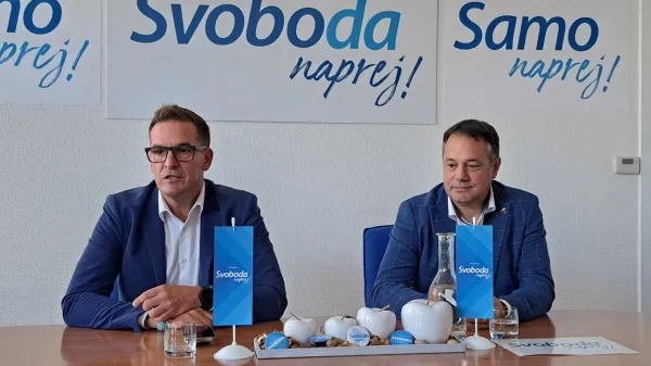 Aktualni novogori&scaron;ki župan Samo Turel na včeraj&scaron;nji novinarski konferenci v družbi Mateja Arčona, nekdanjega novogori&scaron;kega župana.