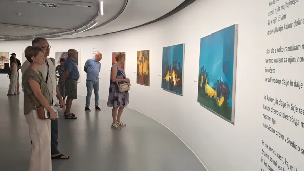 Razstava Med morjem in kamnom je v Mestno galerijo Nova Gorica privabila veliko obiskovalcev. 