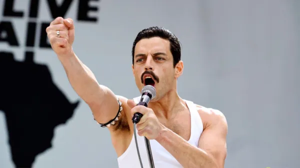 V filmski uspe&scaron;nici je Freddieja Mercuryja upodobil Rami Malek. 