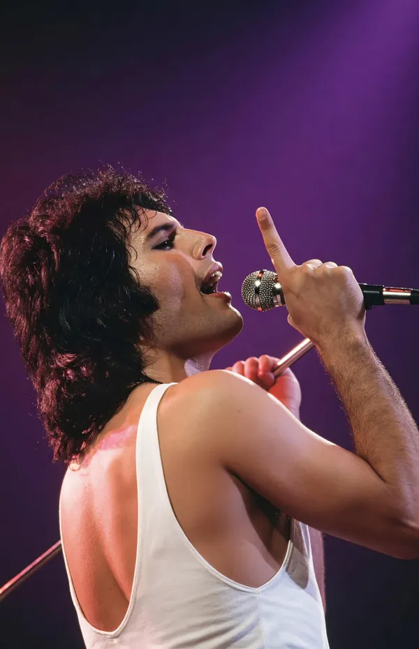Freddie Mercury med turnejo A Day At The Races leta 1977.