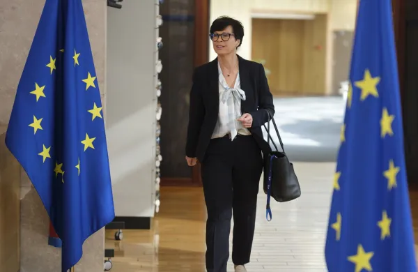 Evropska komisarka za &scaron;iritev Marta Kos je zaradi Mladića v Srbiji odpovedala obisk v tej državi kandidatki za članstvo v EU. 