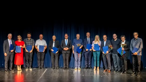 Skupinski posnetek vseh leto&scaron;njih občinskih nagrajencev v družbi novogori&scaron;kega župana Sama Turela. 
