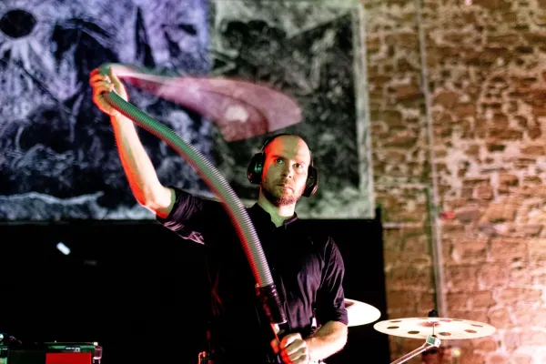 Z Laibach sodeluje tudi eden bolj ekscentričnih slovenskih bobnarjev Bojan Krhlanko.