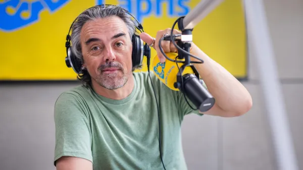 Tomaža Klepača v studiu Radia Capris