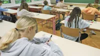 Maribor - OĹ&nbsp; Tabor 1 - Ĺ&nbsp;olstvo - Preizkus znanja - Nacionalni preizkus znanja - NPZ - testi - naloge - ocenjevanje - ocene - ocenjevanja - u&Auml;Ťenci - razredni pouk - u&Auml;Ťitelji - u&Auml;Ťiteljice - razred - Ĺˇolske klopi - u&Auml;Ťilnica - Ilustracija - Tematika - - Avtor: Andrej PetelinĹˇek