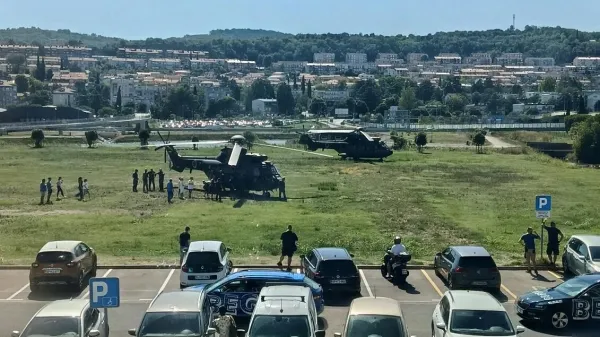 Dva helikopterja slovenske vojske sta danes pristala na zelenici za parkiri&scaron;čem za koprsko tržnico.