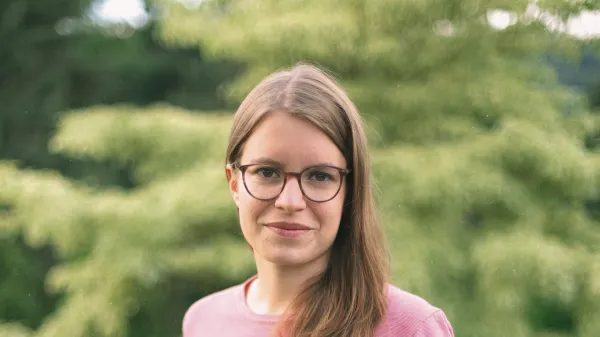 Eva Hartmann "Razpravo o preteklosti je treba voditi na podlagi zgodovinskih dejstev," poudarja osebni arhiv.Na Per&scaron;manu Eva Hartmann nagovarja zbrane na spominski proslavi junija letos David Kranzelbinder.Spominski muzej Pri mladih sku&scaron;ajo vzpostaviti čustveno povezavo s preteklostjo Dru&scaron;tvo/Verein Per&scaron;man