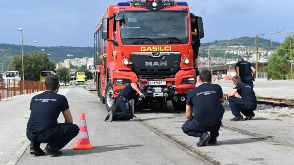 Z 32-tonsko zverino morajo zapeljati na centimeter natančno (FOTO, VIDEO)
