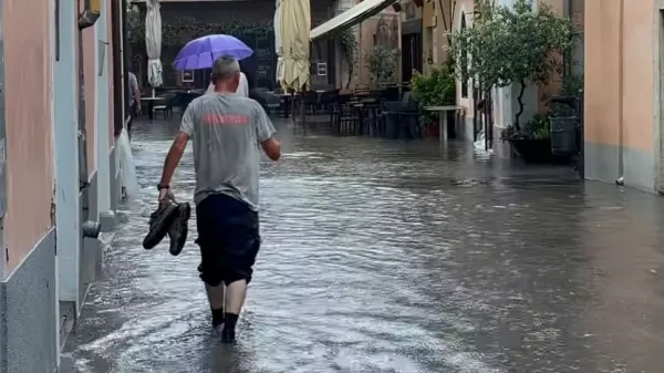Voda je preplavila satro mestno jedro Izole.