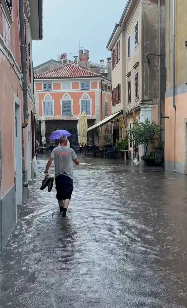 Voda je preplavila satro mestno jedro Izole.