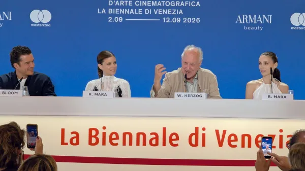 Werner Herzog, ki je na bene&scaron;kem festivalu praznoval 84. rojstni dan, je predstavil svoj novi film Bucking Fastard. Ob njem igralci Orlando Bloom ter sestri Kate in Rooney Mara. 