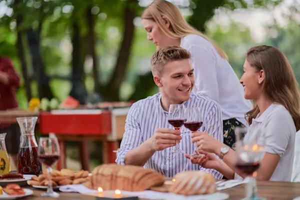 Če je alkohol predstavljen kot običajen del druženja, praznovanja in sprostitve, je tudi odločitev za abstinenco v nosečnosti lahko težja.
