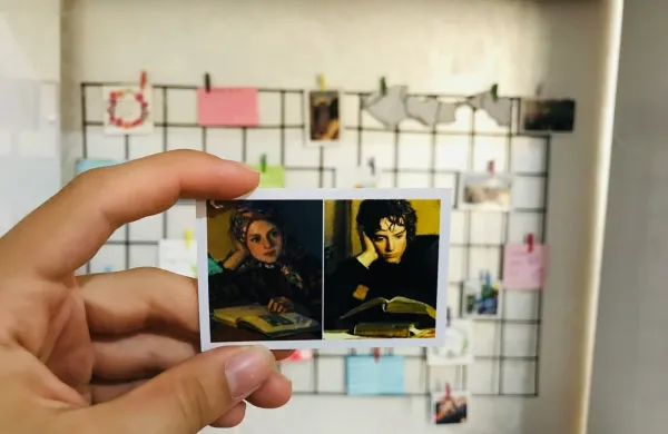 Za razstavljanje počitni&scaron;kih fotografij pri pisalni mizi je idealna mrežasta polička.