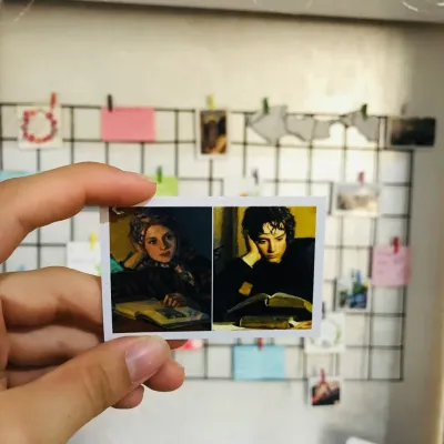 Za razstavljanje počitni&scaron;kih fotografij pri pisalni mizi je idealna mrežasta polička.