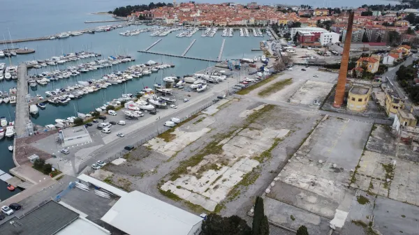 Izola, 07.03.2023Izola, posnetki iz zraka, dron, avio posnetki, nekdanja tovarna Argo, Argo, Argolina