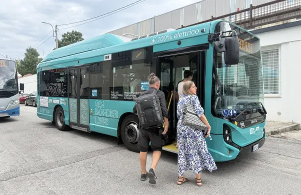 EZTS GO projekt ArtBus utrinki EPK na zaslonih avtobusov