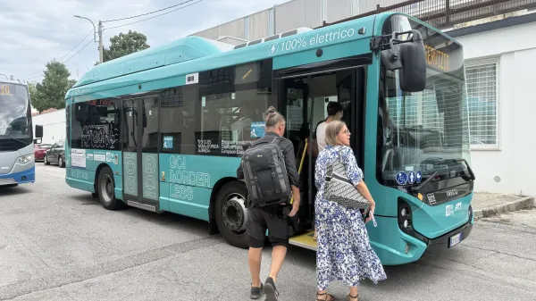 EZTS GO projekt ArtBus utrinki EPK na zaslonih avtobusov