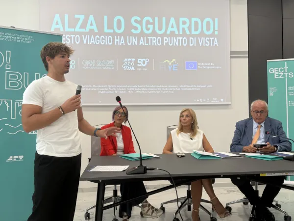 EZTS GO projekt ArtBus utrinki EPK na zaslonih avtobusov