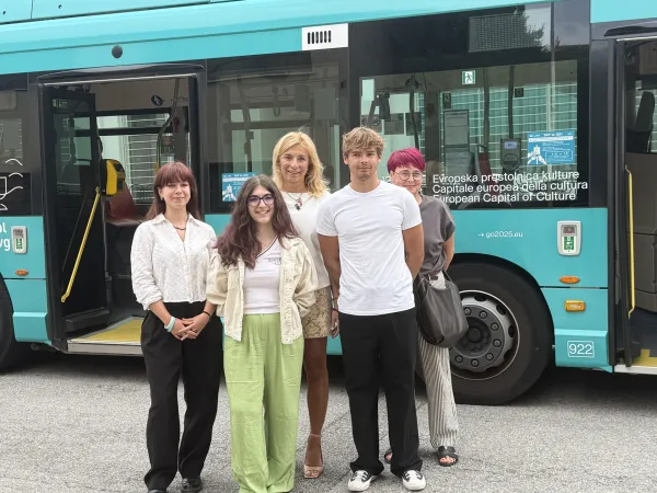 EZTS GO projekt ArtBus utrinki EPK na zaslonih avtobusov