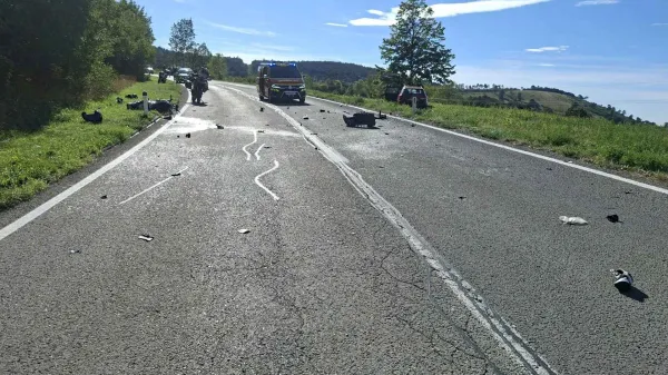 Mladi motorist je čelno trčil v avto