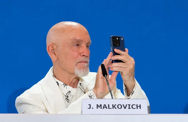 Veliki John Malkovich ne tekmuje, pa vseeno zmaguje