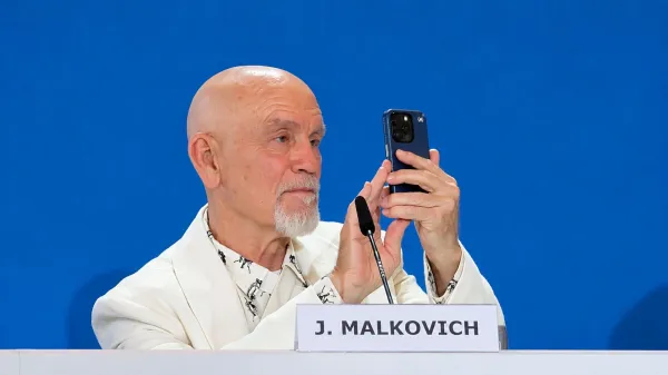 Veliki John Malkovich ne tekmuje, pa vseeno zmaguje