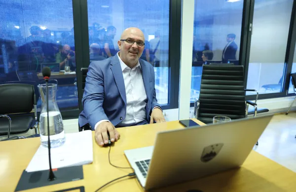 Jan&scaron;eva vlada je na čelo urada za komuniciranje imenovala Sebastjana Jeretiča