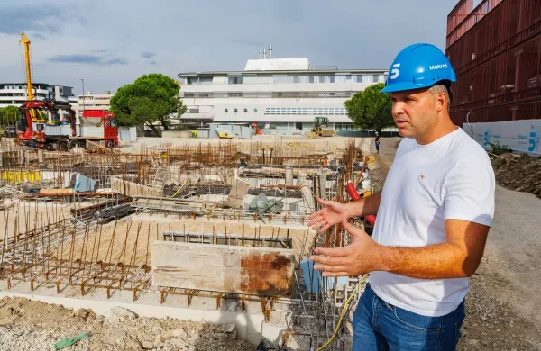 Gradbi&scaron;če bodočega zdravstvenega centra v Kopru: nekdanje morje &ldquo;prere&scaron;etali&rdquo; s 131 piloti
