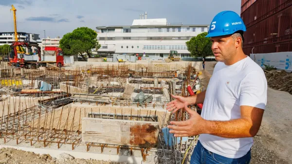Gradbi&scaron;če bodočega zdravstvenega centra v Kopru: nekdanje morje &ldquo;prere&scaron;etali&rdquo; s 131 piloti