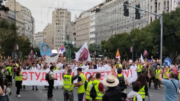 Na tisoče ljudi se je v ponedeljek v Beogradu pridružilo &scaron;tudentom na pohodu od rektorata do sedeža republi&scaron;ke volilne komisije, kjer je bila vložena volilna lista &scaron;tudentskega gibanja &Scaron;tudentska lista - &Scaron;tudenti zmagajo.