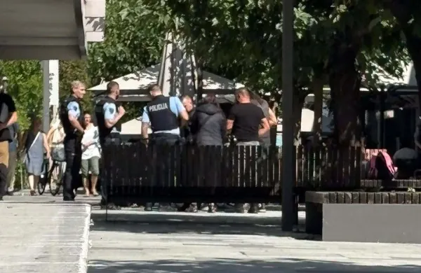 Po trgu hodil z mačetama, a je &scaron;lo le za rekvizita