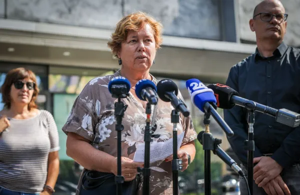 Predsednica Sindikata novinarjev Slovenije (SNS) Alenka Potočnik pred glavnim vhodom RTV Slovenija.