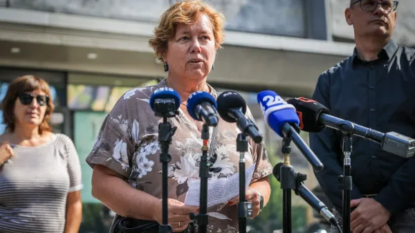 Predsednica Sindikata novinarjev Slovenije (SNS) Alenka Potočnik pred glavnim vhodom RTV Slovenija.