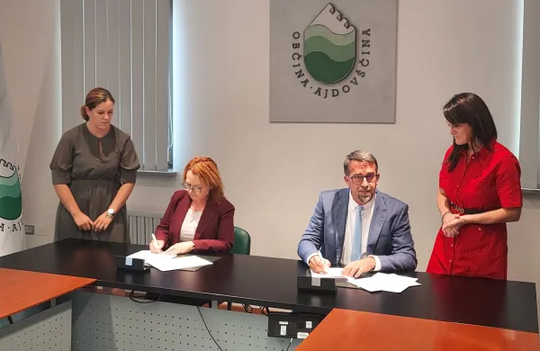 podpis pogodbe minsigtrica Monika Kirbi&scaron; Rojs župan Tadej Beočanin prenos zemlji&scaron;č na letali&scaron;ču za gradnjo zdarvstvenega centra is helikoptersko bazo NMP in starega objekta DSO Ajdov&scaron;čina 
