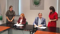 podpis pogodbe minsigtrica Monika Kirbi&scaron; Rojs župan Tadej Beočanin prenos zemlji&scaron;č na letali&scaron;ču za gradnjo zdarvstvenega centra is helikoptersko bazo NMP in starega objekta DSO Ajdov&scaron;čina 