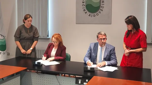 podpis pogodbe minsigtrica Monika Kirbi&scaron; Rojs župan Tadej Beočanin prenos zemlji&scaron;č na letali&scaron;ču za gradnjo zdarvstvenega centra is helikoptersko bazo NMP in starega objekta DSO Ajdov&scaron;čina 