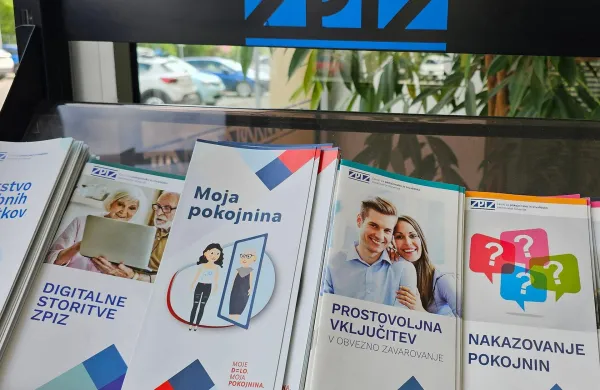 Papirna obvestila bodo &scaron;e naprej po&scaron;iljali le ob prvem izplačilu po priznani pravici, pri odtegljajih na podlagi izvr&scaron;ilnih naslovov, ob določenih spremembah vi&scaron;ine prejemka ter praviloma enkrat letno.
