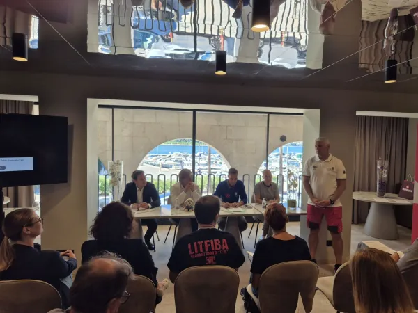 Barkolana Barcolana 2026, predstavitev hotel Koper, z leve Igor Filipčič, Sirena, Dean Bassi, podpredsednik dru&scaron;tva SVBG, Eugen Ban, Nata&scaron;a Valentič in Mitja Margon