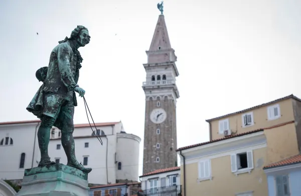 Piran, Tartinijev trg.Kip skladatelja Giuseppeja Tartinija.
