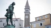 Piran, Tartinijev trg.Kip skladatelja Giuseppeja Tartinija.