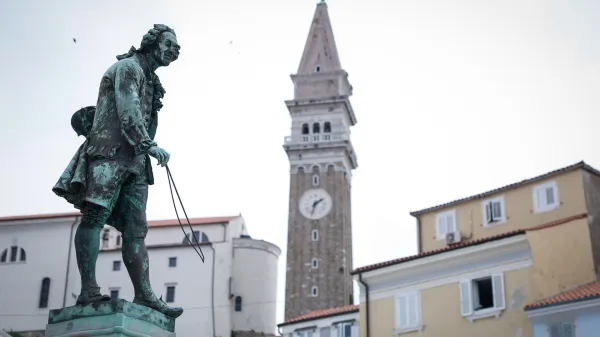 Piran, Tartinijev trg.Kip skladatelja Giuseppeja Tartinija.