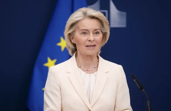 Belgija, Bruselj.Predsednica Evropske komisije Ursula von der Leyen in predsednik Svice Guy Parmelin sta podpisala obsezen sporazum, ki posodablja odnose med EU in Svico, omogoca nemoten dostop do trga za 460 milijonov potrosnikov in usklajuje standarde v kljucnih sektorjih, kot so medicinski pripomocki in zivila.