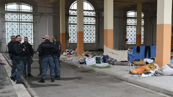Policija ob monumentalnem vhodu, kjer so bivakirali migranti 